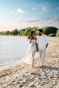 Zwangerschapsshoot op het strand met romantische dubbele belichting van verliefd stel in boho stijl