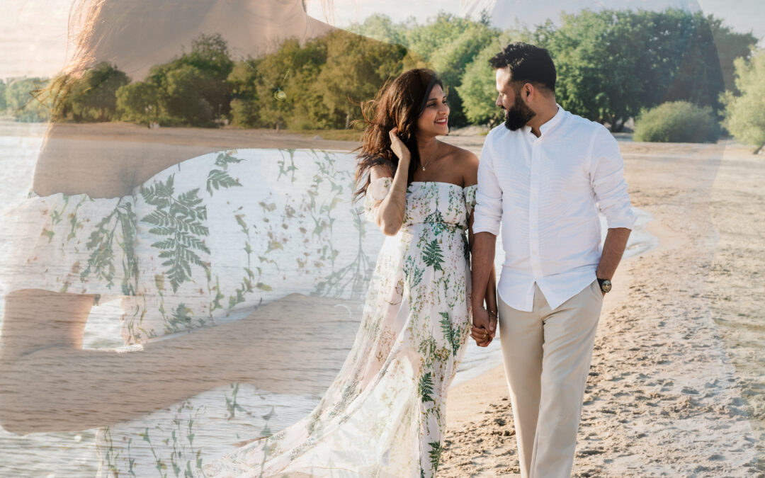 Zwangerschapsshoot op het strand met romantische dubbele belichting van verliefd stel in boho stijl