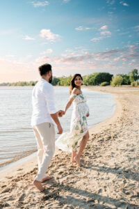 Zwangerschapsshoot op het strand met romantische dubbele belichting van verliefd stel in boho stijl