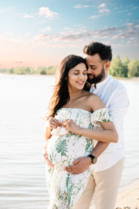 Zwangerschapsshoot op het strand met romantische dubbele belichting van verliefd stel in boho stijl