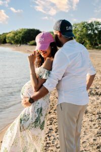 Zwangerschapsshoot op het strand met romantische dubbele belichting van verliefd stel in boho stijl