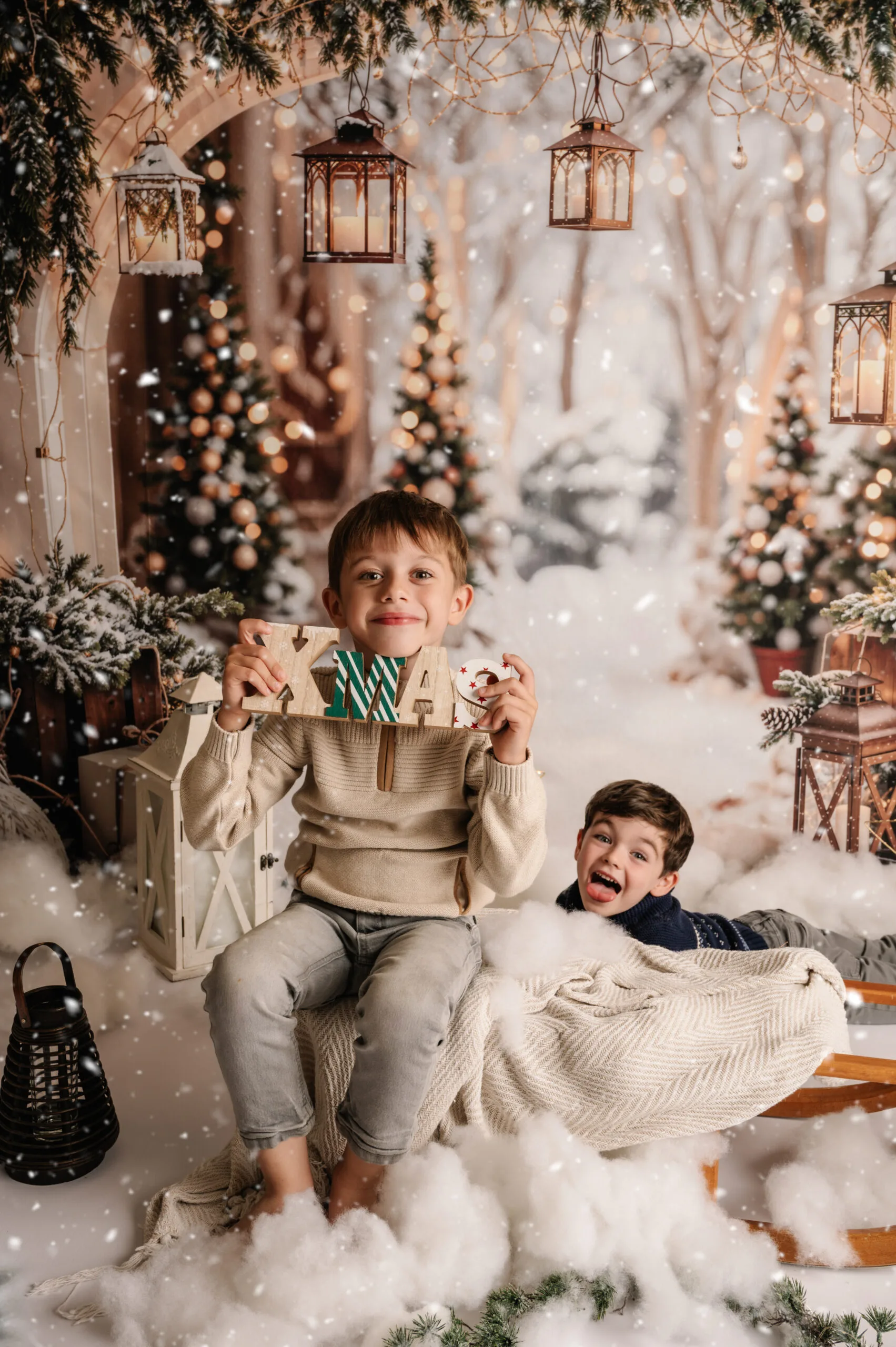 Twee jonge jongens in winterkleding op een slee in een knus kerstdecor met gloeiende lantaarns en feestelijke versiering