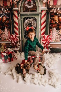 Kinderen tijdens een gezellige kerstfotoshoot in de bakkerijset in Almere