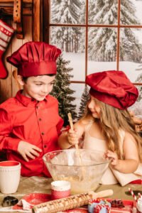 Kinderen tijdens een gezellige kerstfotoshoot in de bakkerijset in Almere
